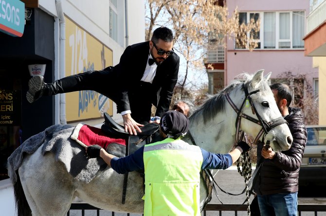 "Beyaz atlı" Sevgililer Günü sürprizi