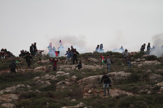 İsrail askerlerinden "zeytin ağacı diken Filistinlilere" müdahale