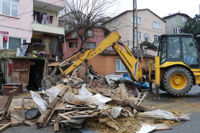 Göçük yaşanan binanın balkonu ahırın üzerine çöktü