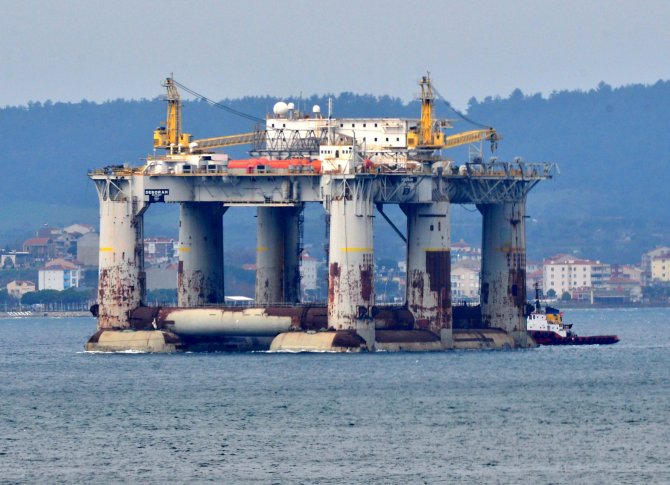 Petrol arama platformu Çanakkale Boğazı'ndan geçti