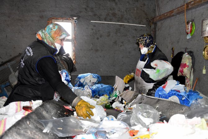 Atıklar, kadın eliyle geri dönüşüme kazandırılıyor