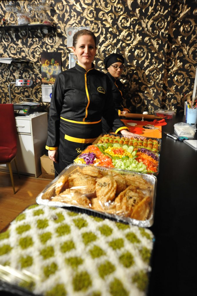 İflas eden eşine destek olmak için pastane açtı