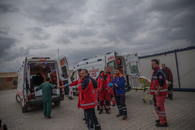 Sınırın sıfır noktasında şifa dağıtıyorlar