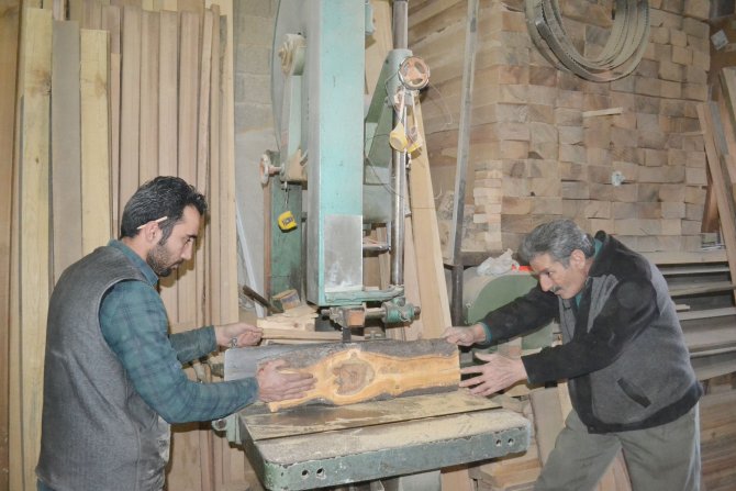 Turistik bölgelerin ahşap tabureleri baba ve oğlundan