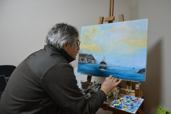 Çektiği fotoğrafları tuvale aktarıyor