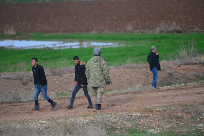GÜNCELLEME 2 - Şanlıurfa'da askeri araç dereye devrildi
