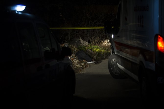 Sevgilisini beklerken silahlı saldırıya uğradı