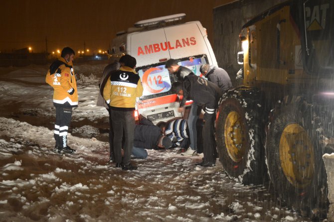 Ağrı'da hasta almaya giden ambulans kara saplandı