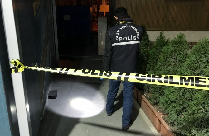 Kar maskeli ve silahlı soygun güvenlik kamerasında