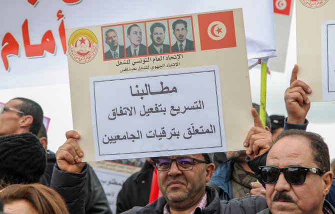 Tunus'ta akademisyenlerden protesto