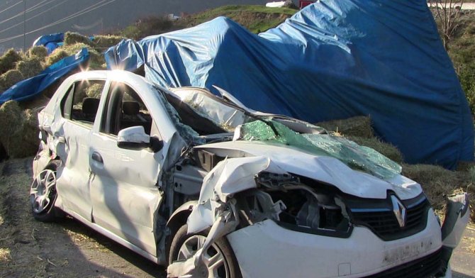 Artvin'de kamyonet otomobilin üzerine devrildi: 4 yaralı