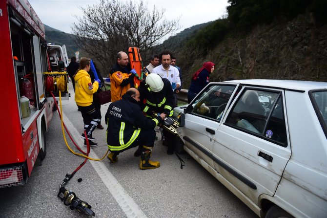 Bursa'da otomobil bariyere çarptı: 2 yaralı