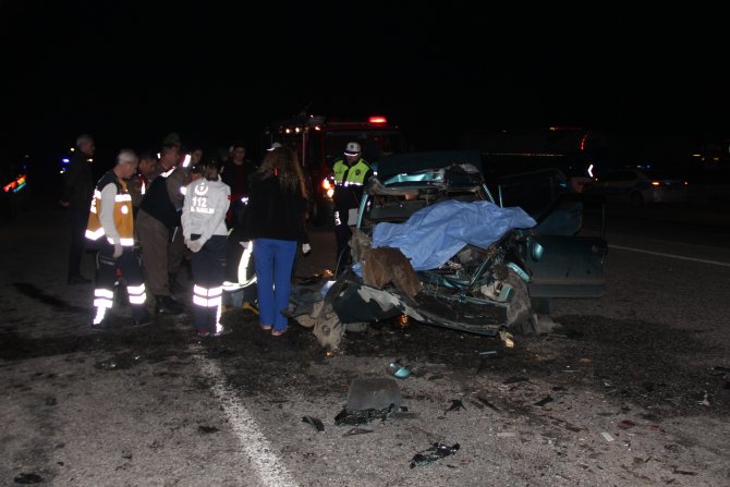 Otomobil yol kenarındaki tıra çarptı: 3 ölü, 2 yaralı