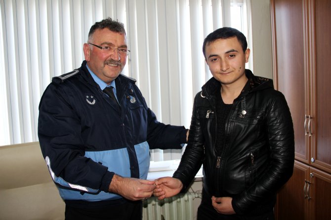 Yolda bulduğu yüzüğü zabıtaya teslim etti