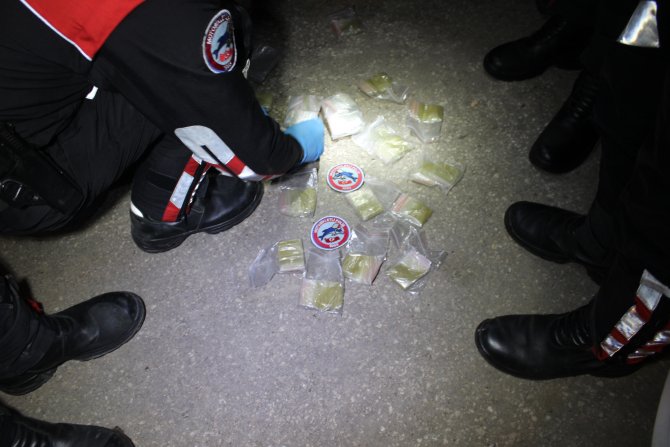 Polisten kaçarken duvara çarptılar