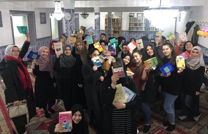 Almanya'da "Kitabını al gel, camide oku" projesi