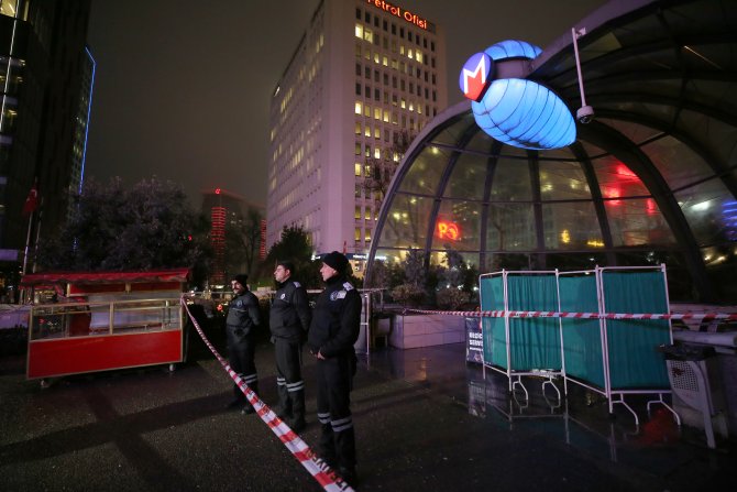 Metro istasyonunda yürüyen merdivendeki çökme