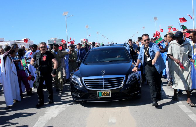 Emine Erdoğan, Moritanya'da Maarif Okulu'nu ziyaret etti