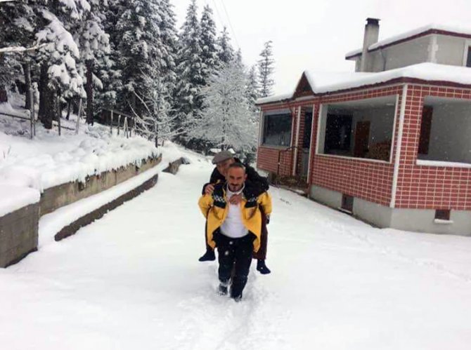 Şehit babasını sırtında taşıyan sağlık personeli altınla ödüllendirildi