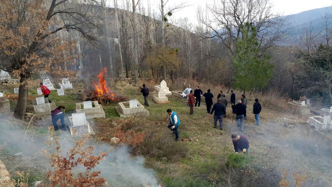 Köylülerden mezarlık temizliği
