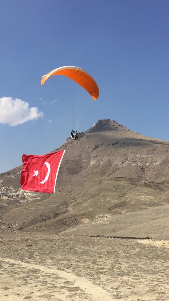 Mehmetçik'e destek için gökyüzünde bayrak açtılar