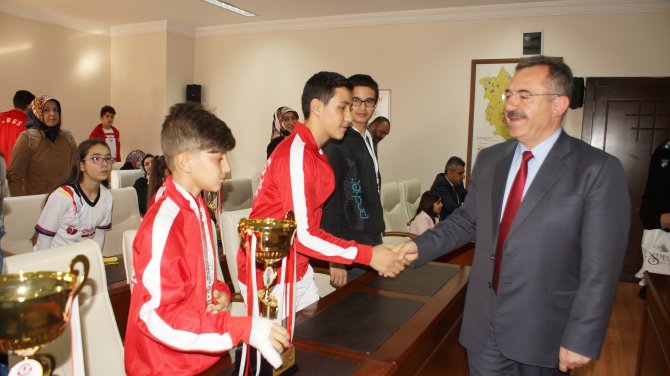 Başkan Acehan'dan başarılı sporculara ödül