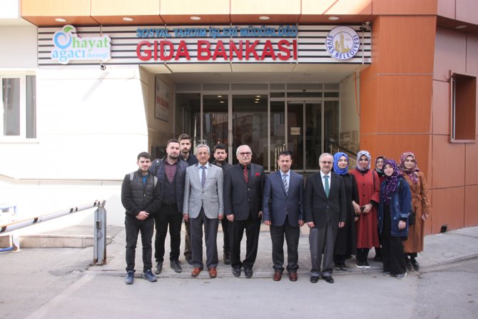İlahiyat Fakültesi öğrencilerinden Gıda Bankasına ziyaret