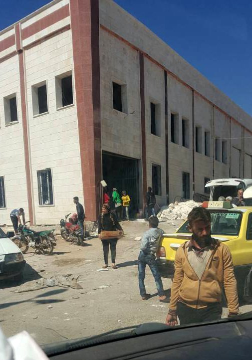 Afrinliler teröristlerin çekildiği depolara akın etti