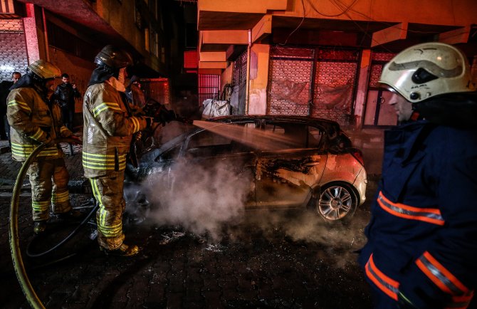 Bahçelievler'de iki otomobil kundaklandı