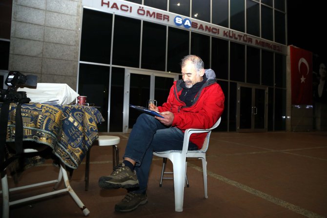 Tiyatro bileti için gece yarısı kuyruğa girdiler