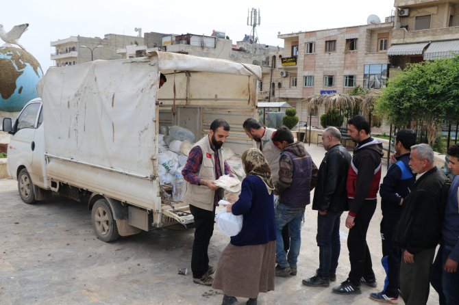 Afrin merkezindeki ailelere insani yardım