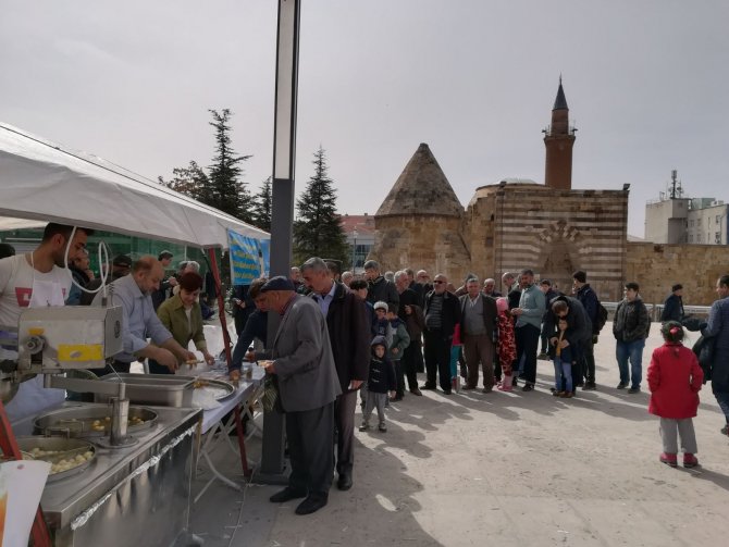 Şehitler için lokma dağıtıldı