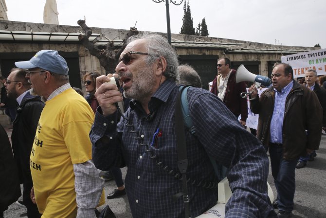 Yunanistan'da çok çocuklu ailelerden protesto