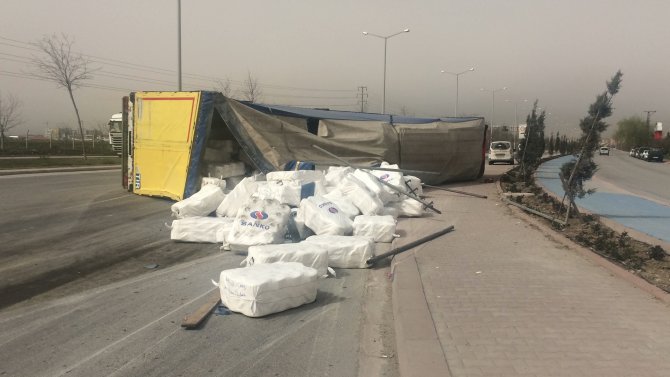Konya'da tır devrildi: 2 yaralı