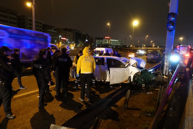 Bakırköy'de otomobil bariyerlere çarptı: 3 yaralı
