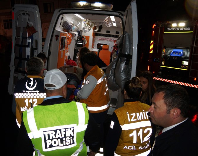 Belediye personelini taşıyan servis otobüsü eve çarptı