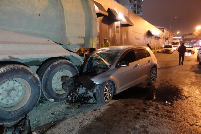 Beyoğlu'nda otomobil hafriyat kamyonuna çarptı: 2 yaralı