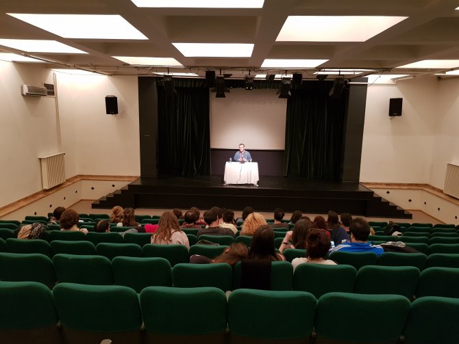 Dünden bugüne tiyatro ele alındı