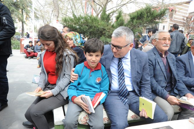 Açık havada kitap okudular