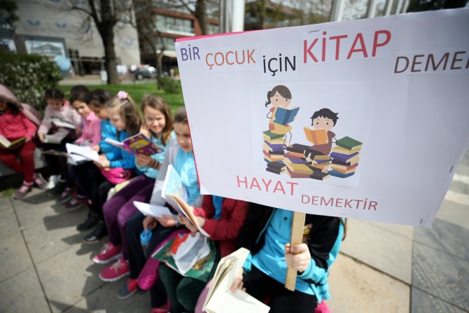 Kitap sevgisi sokağa taştı