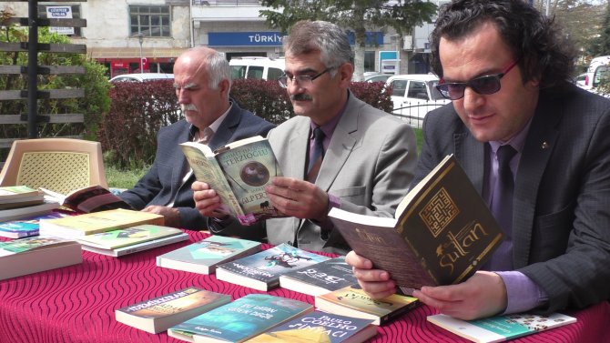 Beyşehir'de açık havada kitap okudular