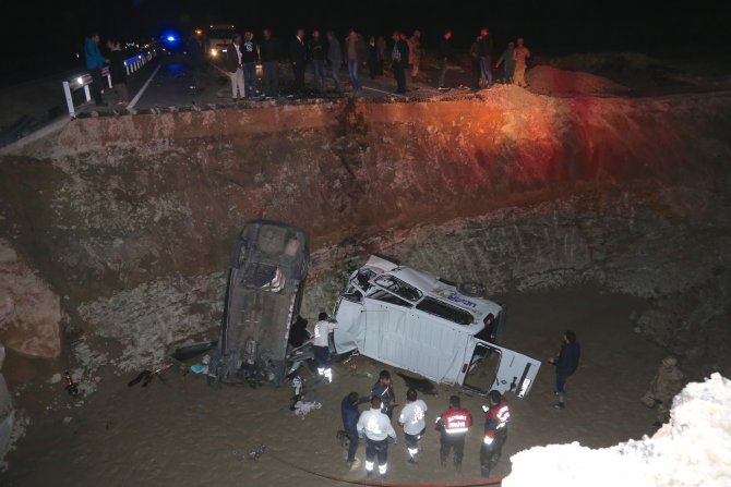 GÜNCELLEME - Bayburt'ta iki araç menfez çukuruna düştü: 8 ölü, 4 yaralı