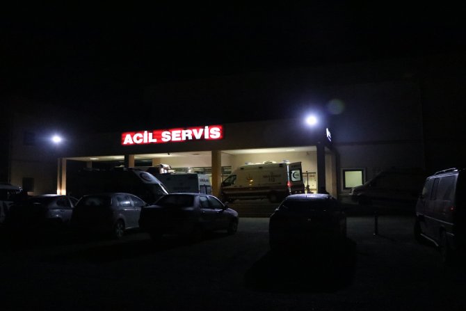 Kaçak göçmenleri taşıyan minibüsün direğe çarpma anı kamerada