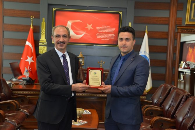 Kütüphaneden en fazla yararlananlara plaket verildi