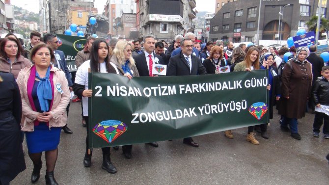 Otizme dikkati çekmek için yürüdüler