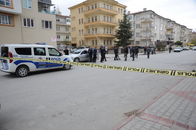 Karısını öldürüp kayınvalidesini yaraladı