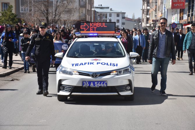 Otizme dikkati çekmek için yürüdüler