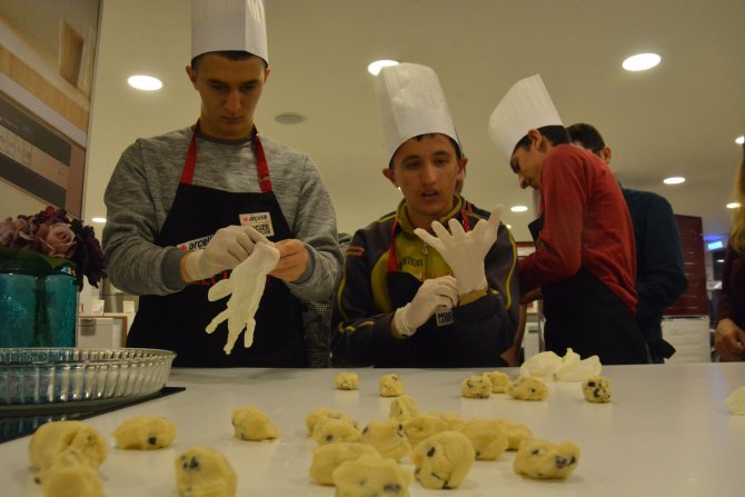 Otizmli çocuklar kurabiye pişirdi