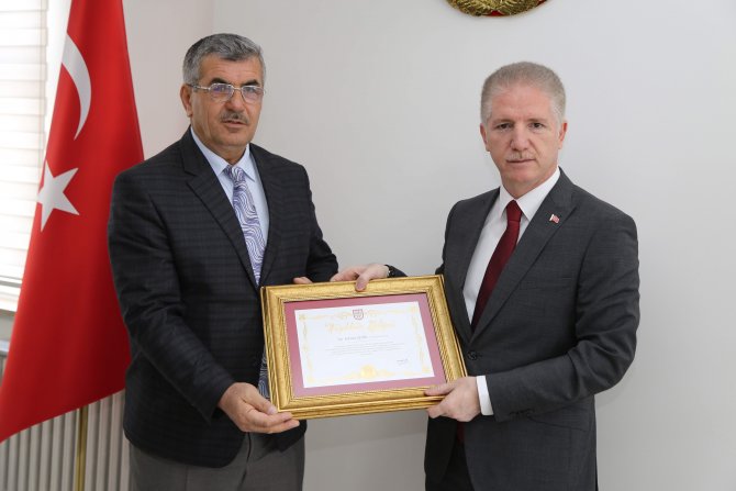 Vali Gül, encümen üyelerine teşekkür belgesi verdi