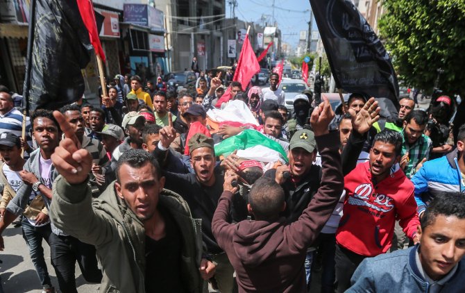 İsrail askerlerinin şehit ettiği Filistinli gencin cenazesi toprağa verildi